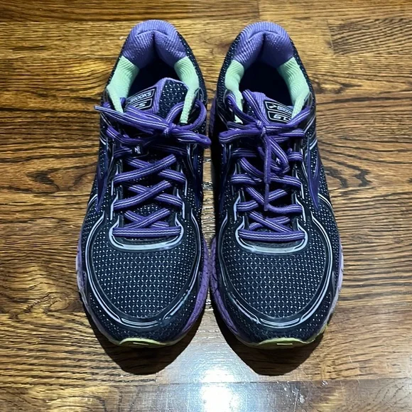 Brooks women’s sneakers - Picture 1 of 6